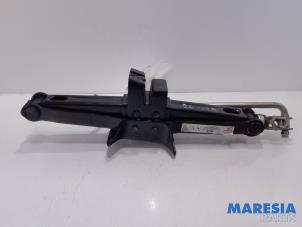 Used Jack Peugeot Expert (G9) 2.0 HDi 120 Price € 36,30 Inclusive VAT offered by Maresia Parts