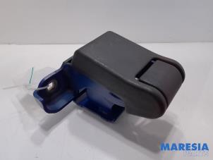 Used Tailgate hinge Peugeot Expert (G9) 2.0 HDi 120 Price € 60,50 Inclusive VAT offered by Maresia Parts