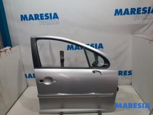 Używane Drzwi prawe przednie wersja 4-drzwiowa Peugeot 207 SW (WE/WU) 1.4 16V Vti Cena € 100,00 Procedura marży oferowane przez Maresia Parts
