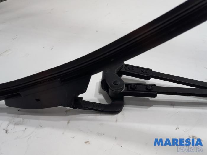 Front wiper arm from a Peugeot 107 1.0 12V 2010
