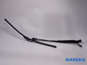 Used Front wiper arm Peugeot 107 1.0 12V Price € 15,00 Margin scheme offered by Maresia Parts