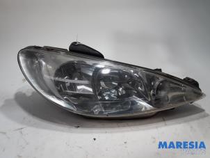 Used Headlight, right Peugeot 206 CC (2D) 1.6 16V Price € 30,00 Margin scheme offered by Maresia Parts
