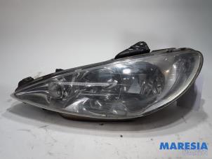 Używane Reflektor lewy Peugeot 206 CC (2D) 1.6 16V Cena € 35,00 Procedura marży oferowane przez Maresia Parts