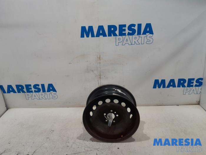 Wheel from a Fiat Doblo Cargo (263) 1.3 MJ 16V Euro 4 2011