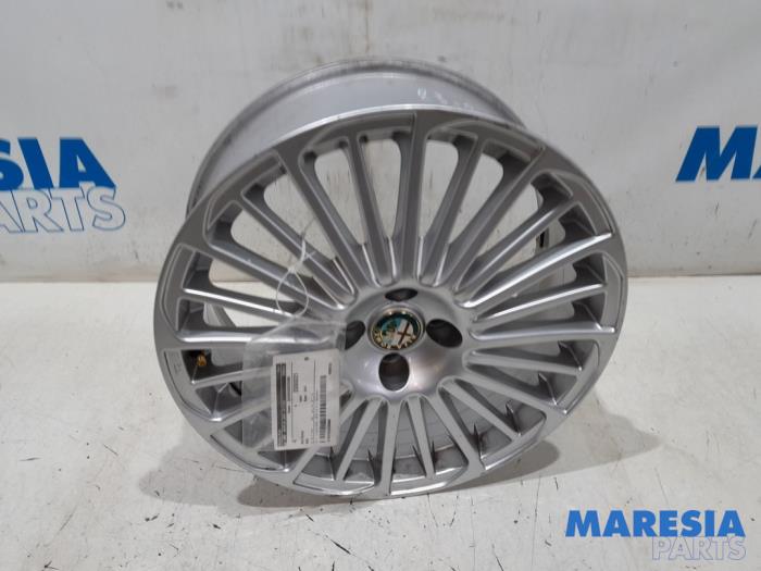 Begagnade Hjul Alfa Romeo MiTo (955) 1.4 Turbo 16V Multi Air Pris € 105,00 Marginaltabell erbjuds av Maresia Parts