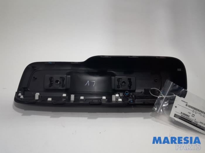 Multi-functional window switch from a Citroën C3 (SX/SW) 1.2 12V e-THP PureTech 110 2017