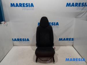 Używane Fotel prawy Peugeot 107 1.0 12V Cena € 65,00 Procedura marży oferowane przez Maresia Parts