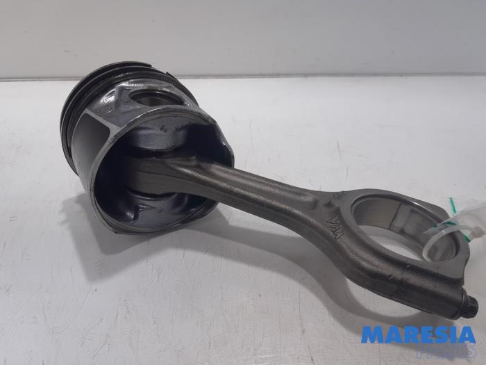 Connecting rod from a Citroën DS3 (SA) 1.4 HDi 2013