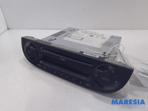 Używane Radioodtwarzacz CD Fiat 500 (312) 0.9 TwinAir 85 Cena € 105,00 Procedura marży oferowane przez Maresia Parts