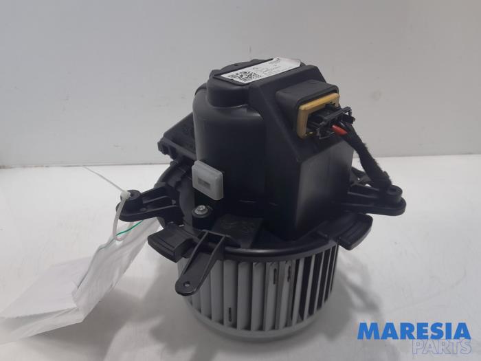 Heating and ventilation fan motor from a Citroën Berlingo 1.5 BlueHDi 100 2020