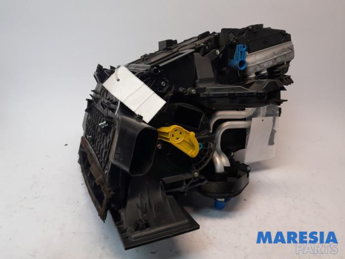 Begagnade Värmarhus Renault Twingo II (CN) 1.2 Pris € 125,00 Marginaltabell erbjuds av Maresia Parts