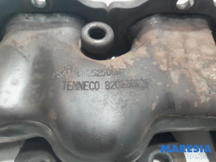 Exhaust manifold from a Peugeot 508 (8D) 2.0 Hybrid4 16V 2012