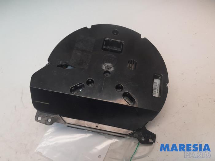 Instrument panel from a Fiat 500 (312) 1.2 69 2010