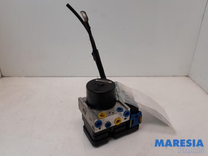 Used ABS pump Renault Twingo II (CN) 1.2 Price € 75,00 Margin scheme offered by Maresia Parts