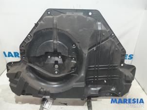 Used Spare wheel holder Renault Scénic III (JZ) 2.0 16V CVT Price € 149,00 Margin scheme offered by Maresia Parts