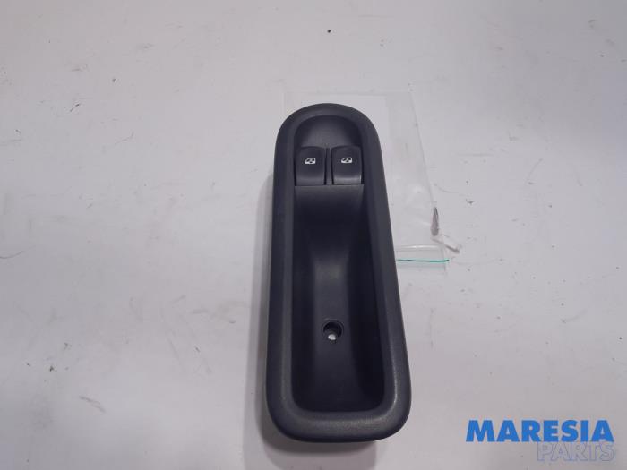 Usados Interruptor de ventanilla eléctrica Renault Twingo II (CN) 1.2 Precio € 12,50 Norma de margen ofrecido por Maresia Parts