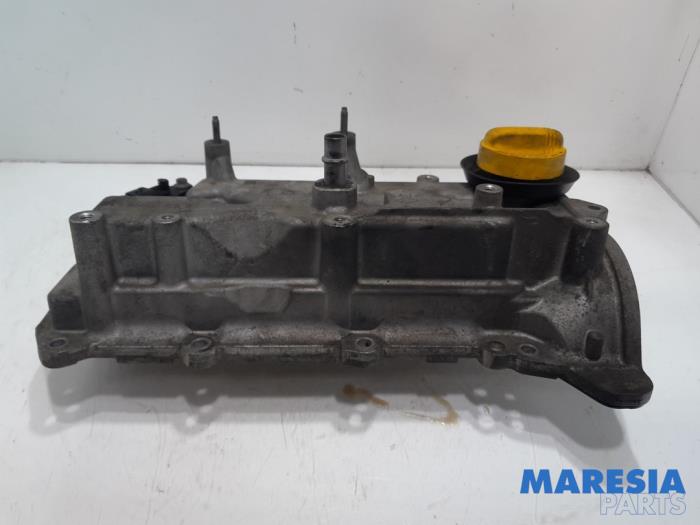 Rocker cover from a Renault Clio IV (5R) 0.9 Energy TCE 90 12V 2015