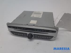 Używane Radioodtwarzacz CD Renault Scénic III (JZ) 2.0 16V CVT Cena € 105,00 Procedura marży oferowane przez Maresia Parts