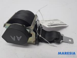 Used Rear seatbelt, centre Renault Scénic III (JZ) 2.0 16V CVT Price € 35,00 Margin scheme offered by Maresia Parts