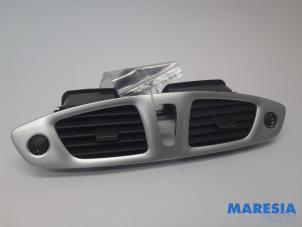 Used Dashboard vent Renault Scénic III (JZ) 2.0 16V CVT Price € 30,00 Margin scheme offered by Maresia Parts