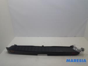 Used Rear bumper component, central Opel Vivaro 1.6 CDTI 90 Price € 84,70 Inclusive VAT offered by Maresia Parts