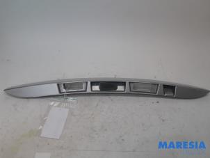Used Tailgate handle Renault Scénic III (JZ) 2.0 16V CVT Price € 40,00 Margin scheme offered by Maresia Parts