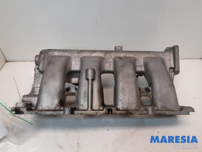 Begagnade Insugsrör Renault Megane III Berline (BZ) 2.0 16V TCe 180 Pris € 55,00 Marginaltabell erbjuds av Maresia Parts