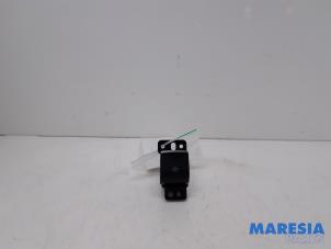 Used Parking brake switch Alfa Romeo Giulia (952) 2.0 T 16V Veloce Q4 Price € 30,00 Margin scheme offered by Maresia Parts