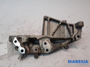Engine mount from a Renault Master III (MA/MB/MC/MD/MH/MF/MG/MH) 2.3 dCi 150 16V 2022