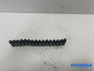 Ventilstößel van een Renault Master III (MA/MB/MC/MD/MH/MF/MG/MH) 2.3 dCi 150 16V 2022