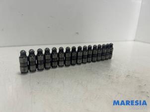 Ventilstößel van een Renault Master III (MA/MB/MC/MD/MH/MF/MG/MH) 2.3 dCi 150 16V 2022