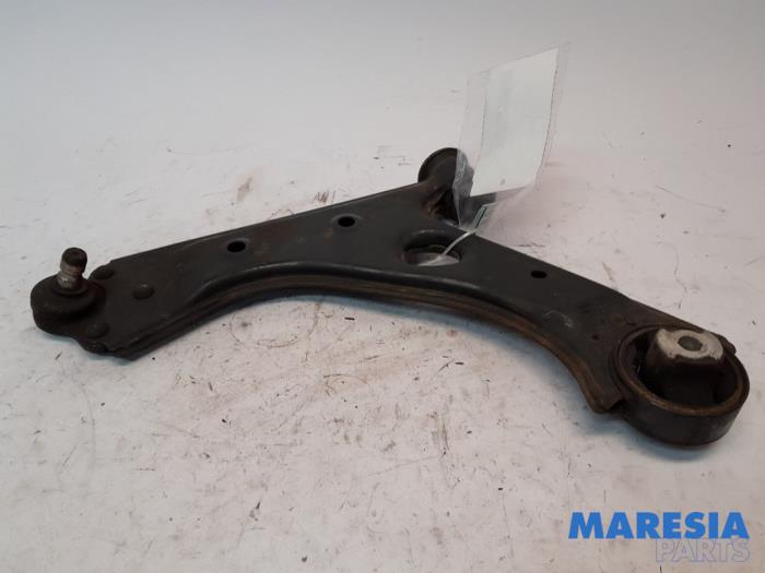 Front lower wishbone, left from a Fiat Punto III (199) 0.9 TwinAir Turbo 100 2015