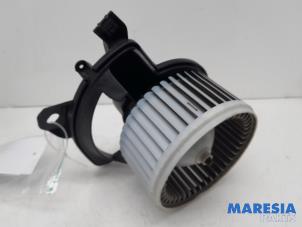 Usagé Moteur de ventilation chauffage Fiat Punto III (199) 0.9 TwinAir Turbo 100 Prix € 33,00 Règlement à la marge proposé par Maresia Parts