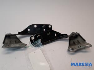 Used Bonnet Hinge Renault Twingo II (CN) 1.2 16V Price € 20,00 Margin scheme offered by Maresia Parts
