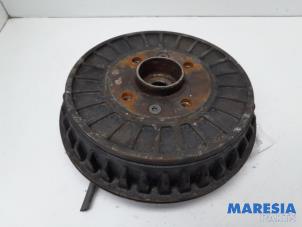 Used Rear brake drum Renault Twingo III (AH) 1.0 SCe 70 12V Price € 70,00 Margin scheme offered by Maresia Parts