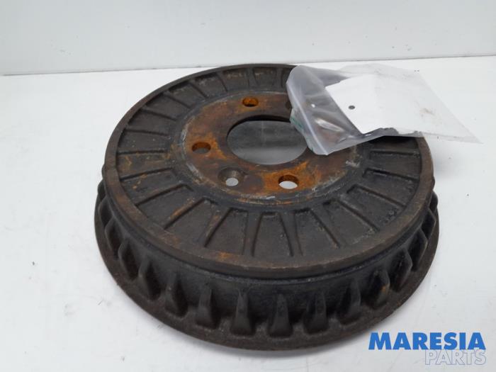 Używane Hamulec bebnowy tyl Renault Twingo III (AH) 1.0 SCe 70 12V Cena € 45,00 Procedura marży oferowane przez Maresia Parts