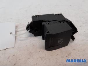 Used Parking brake switch Renault Scénic III (JZ) 1.5 dCi 110 Price € 15,00 Margin scheme offered by Maresia Parts