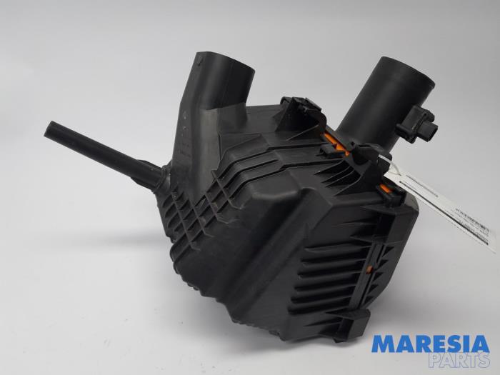 Air box from a Nissan NV 300 1.6 dCi 125 2019