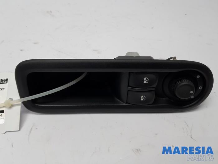 Multi-functional window switch from a Renault Twingo II (CN) 1.2 16V 2011