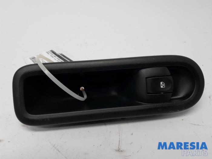 Usados Interruptor de ventanilla eléctrica Renault Twingo II (CN) 1.2 16V Precio € 15,00 Norma de margen ofrecido por Maresia Parts
