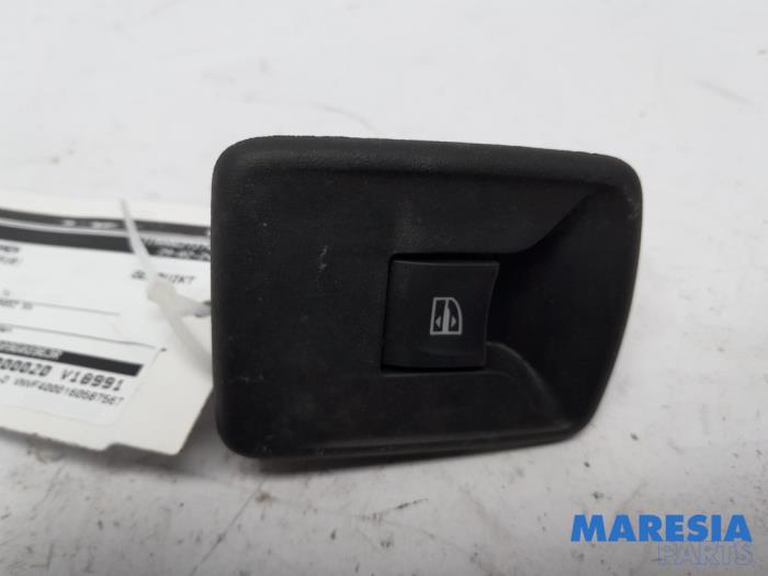 Używane Przelacznik combi okienny Nissan NV 300 1.6 dCi 125 Cena € 30,25 Z VAT oferowane przez Maresia Parts