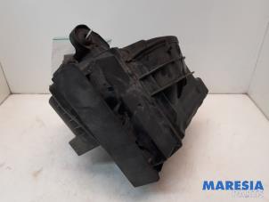 Używane Obudowa filtra powietrza Renault Scénic III (JZ) 1.5 dCi 110 Cena € 22,50 Procedura marży oferowane przez Maresia Parts