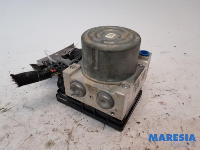 Begagnade ABS-pump Nissan NV 300 1.6 dCi 125 Pris € 254,10 Inklusive moms erbjuds av Maresia Parts