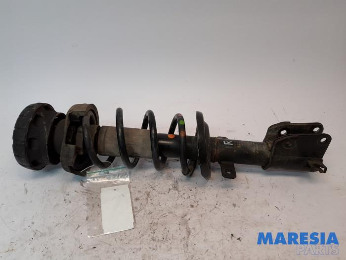 Front shock absorber rod, right from a Nissan NV 300 1.6 dCi 125 2019