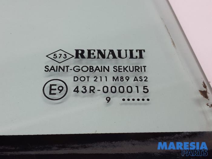 Vitre triangulaire arrière droite d'un Renault Megane III Berline (BZ) 1.6 16V 2009