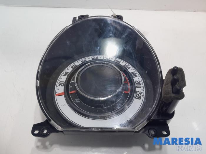 Instrument panel from a Fiat 500C (312) 1.2 69 2010