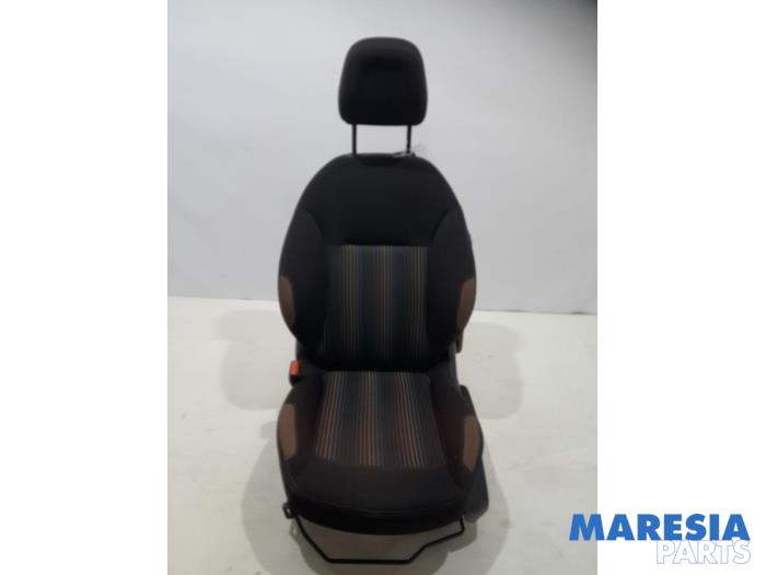 Używane Fotel lewy Peugeot 208 I (CA/CC/CK/CL) 1.2 Vti 12V PureTech 82 Cena € 114,95 Procedura marży oferowane przez Maresia Parts