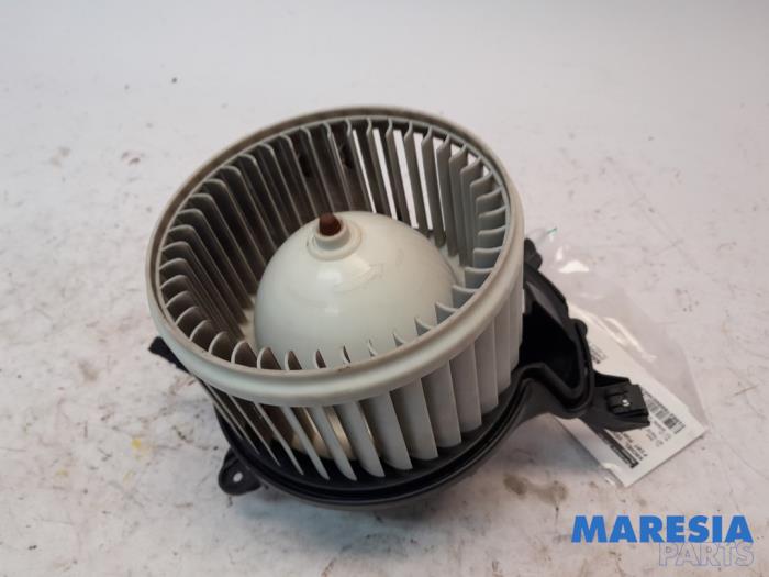 Heating and ventilation fan motor from a Fiat Punto III (199) 0.9 TwinAir Turbo 100 2017