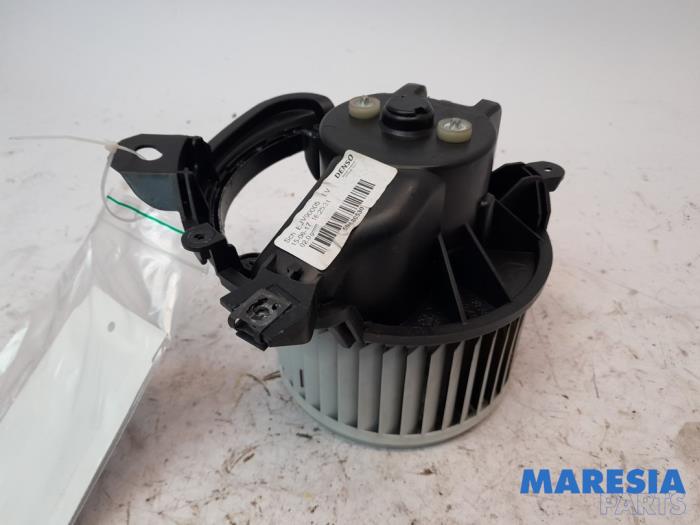 Heating and ventilation fan motor from a Fiat Punto III (199) 0.9 TwinAir Turbo 100 2017