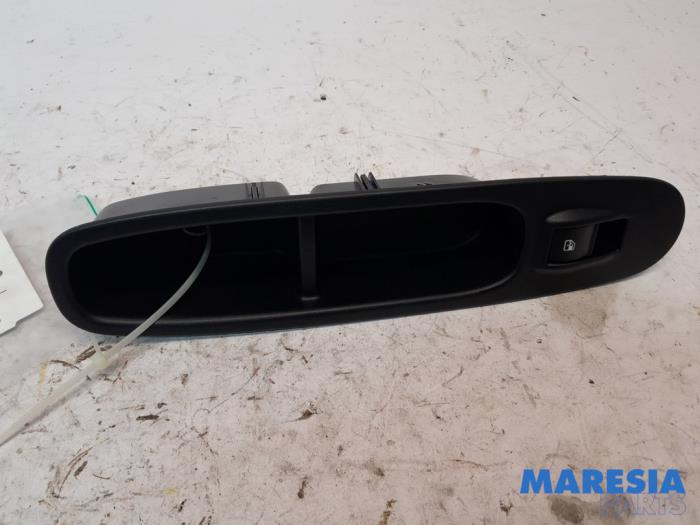 Usados Interruptor de ventanilla eléctrica Fiat Punto III (199) 0.9 TwinAir Turbo 100 Precio € 15,00 Norma de margen ofrecido por Maresia Parts